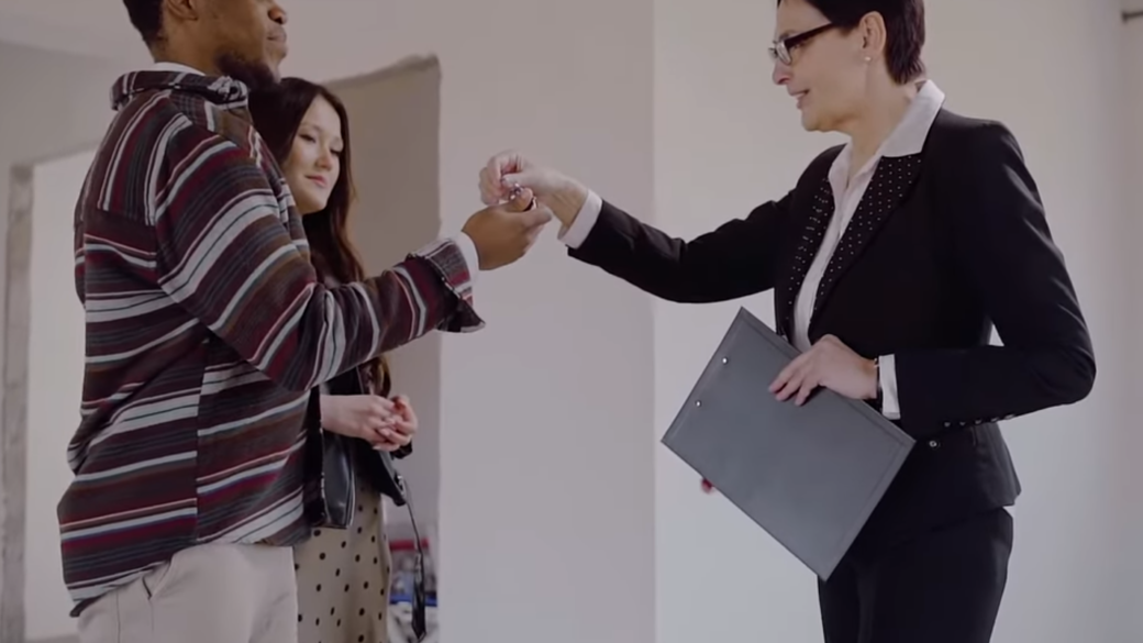 landlord handing over house keys to tenants