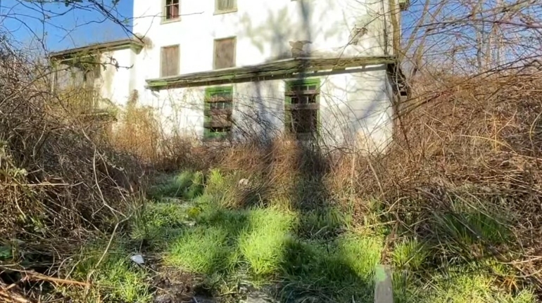 abandoned house in the middle of nowhere